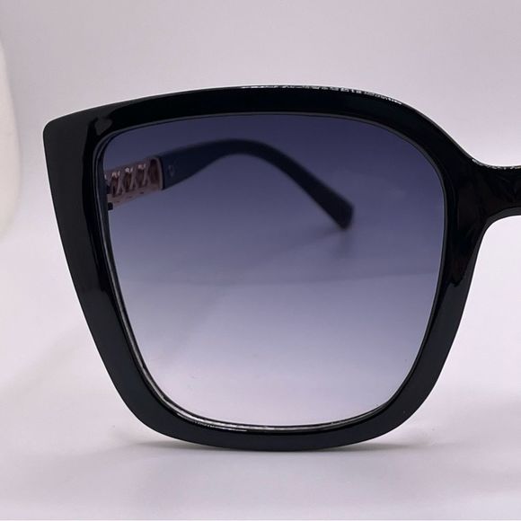 Stylish Oversized Black Fame Sunglasses with Gold Chain Style Temples - Picture 7 of 9